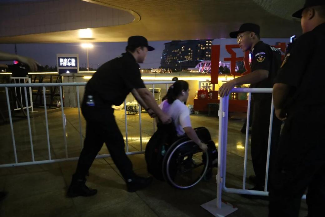 C:/Users/Administrator/Desktop/台风“贝碧嘉”来袭,南京保安积极应对,“守”护万家团圆!/13.jpg13