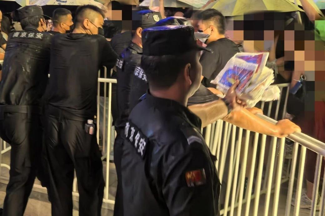 C:/Users/Administrator/Desktop/台风“贝碧嘉”来袭,南京保安积极应对,“守”护万家团圆!/11.jpg11