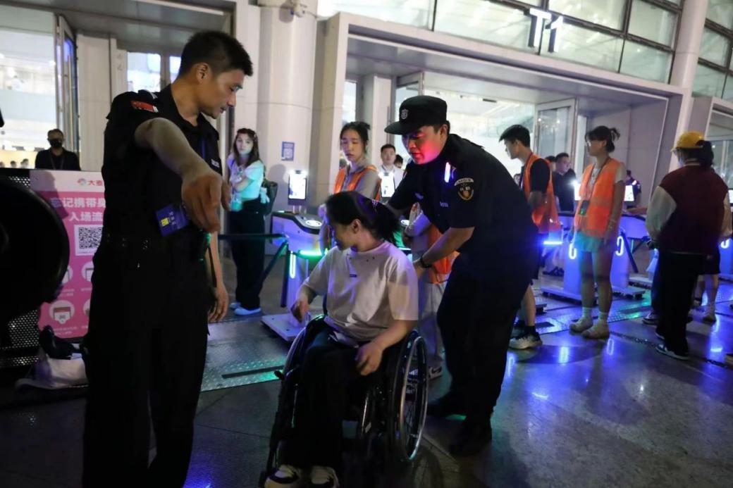 C:/Users/Administrator/Desktop/“安保铁军、硬核保障”2024系列报道四十二——心博官方网页版成功护航张碧晨「今儿个开心」十周年巡回演唱会南京站安保任务/5.jpg5