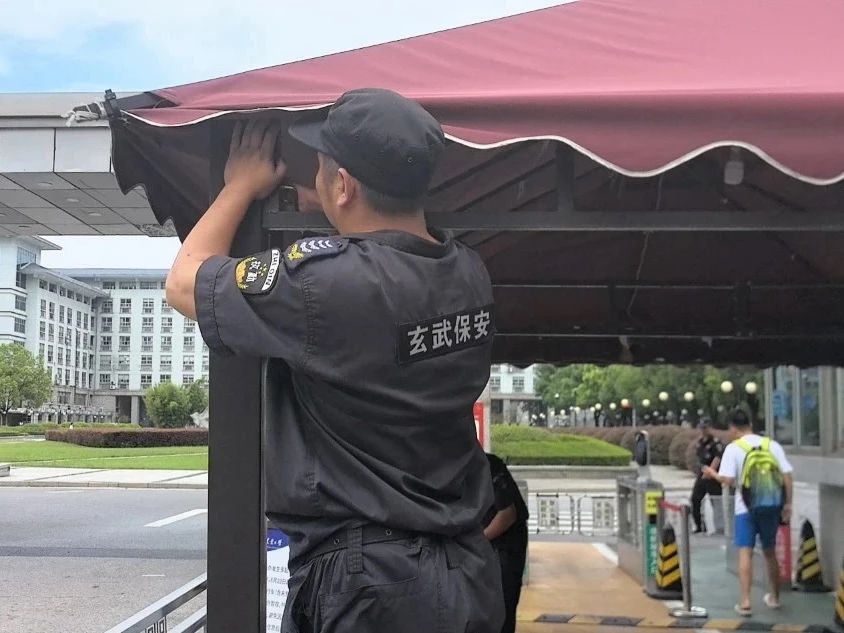C:/Users/Administrator/Desktop/台风“贝碧嘉”来袭,南京保安积极应对,“守”护万家团圆!/6.jpg6