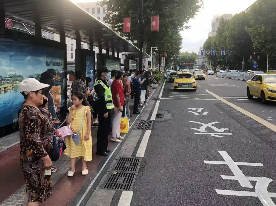 C:/Users/Administrator/Desktop/台风“贝碧嘉”来袭,南京保安积极应对,“守”护万家团圆!/2.jpg2