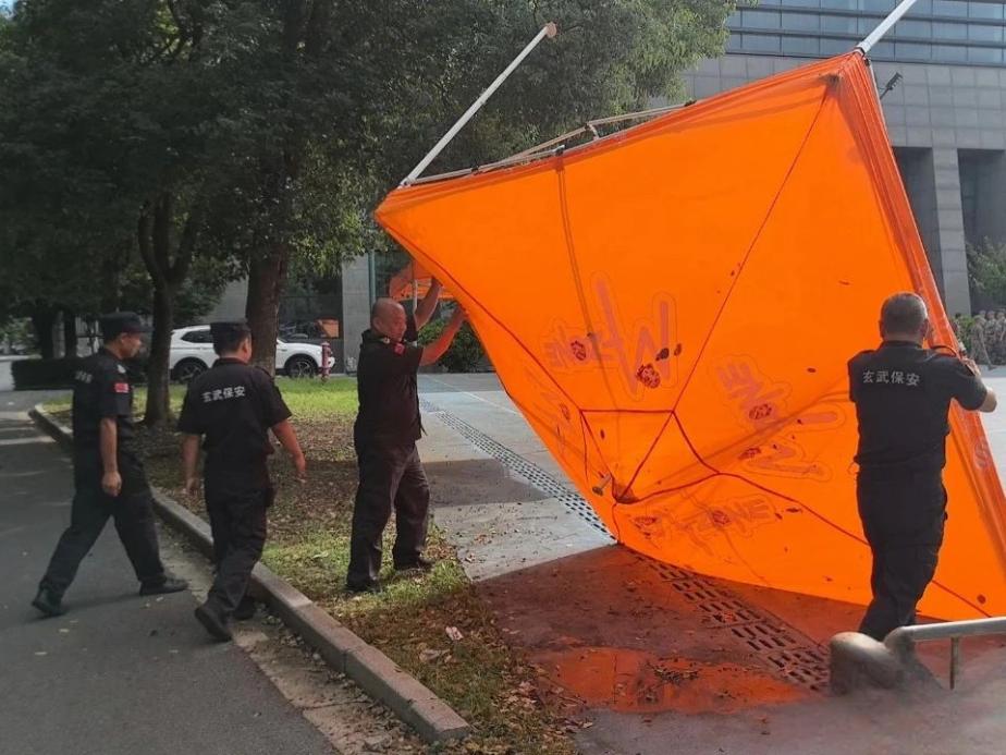 C:/Users/Administrator/Desktop/台风“贝碧嘉”来袭,南京保安积极应对,“守”护万家团圆!/3.jpg3