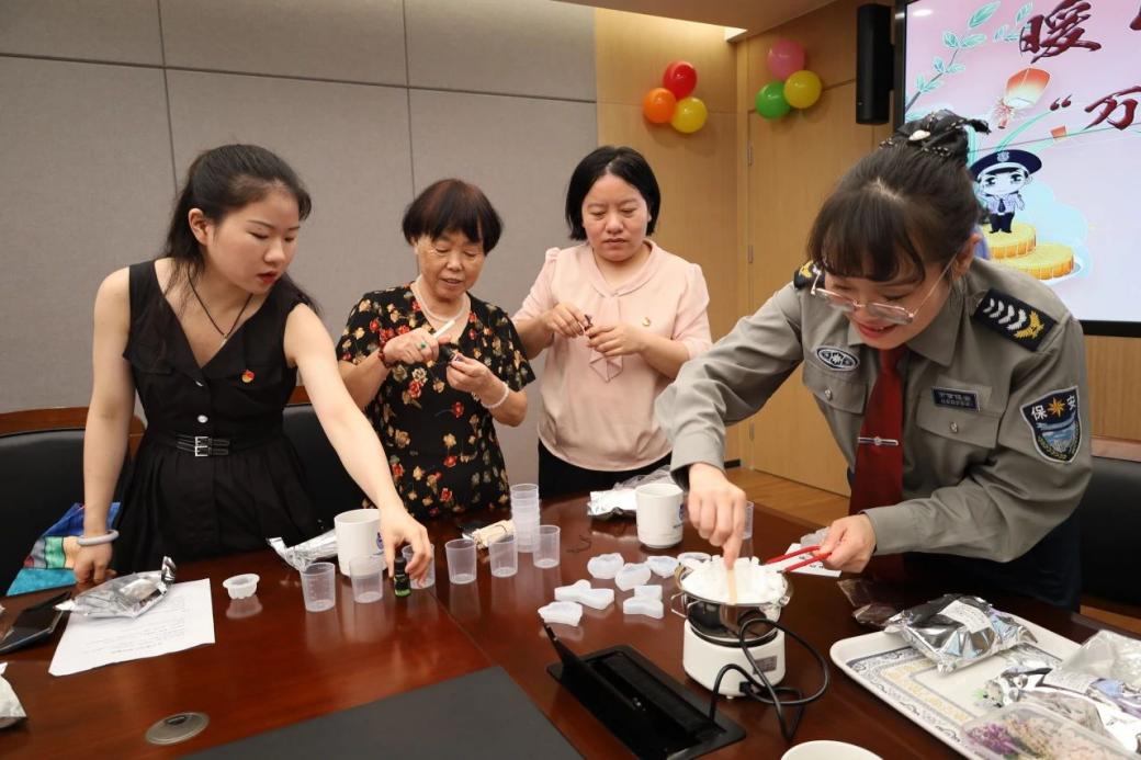 C:/Users/Administrator/Desktop/暖心相伴迎中秋 心博官方网页版开展“万人看保安”中秋节系列活动/8.jpg8