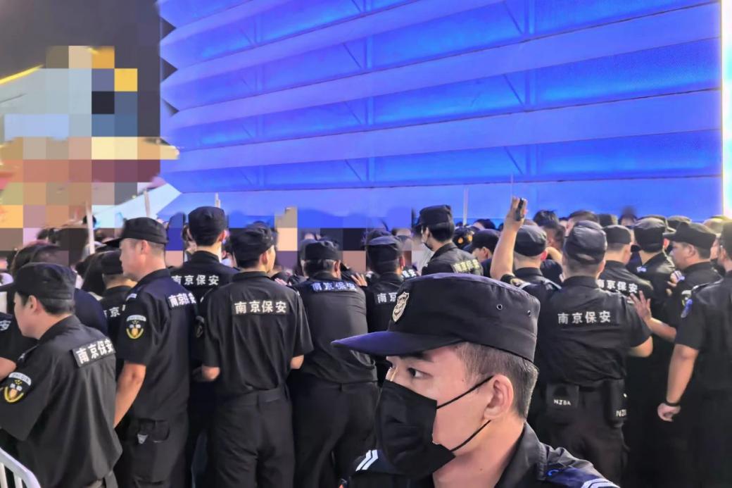 C:/Users/Administrator/Desktop/台风“贝碧嘉”来袭,南京保安积极应对,“守”护万家团圆!/12.jpg12