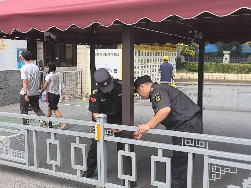 C:/Users/Administrator/Desktop/台风“贝碧嘉”来袭,南京保安积极应对,“守”护万家团圆!/4.jpg4