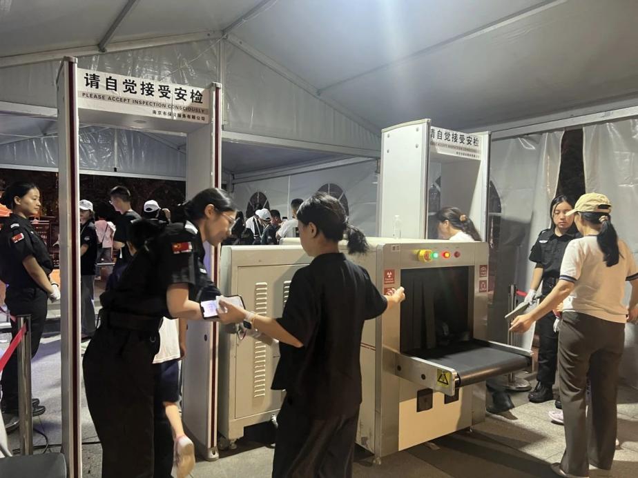 C:/Users/Administrator/Desktop/台风“贝碧嘉”来袭,南京保安积极应对,“守”护万家团圆!/9.jpg9