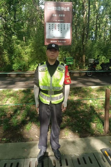 C:/Users/Administrator/Desktop/台风“贝碧嘉”来袭,南京保安积极应对,“守”护万家团圆!/1.jpg1