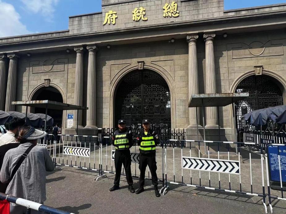 C:/Users/Administrator/Desktop/台风“贝碧嘉”来袭,南京保安积极应对,“守”护万家团圆!/7.jpg7