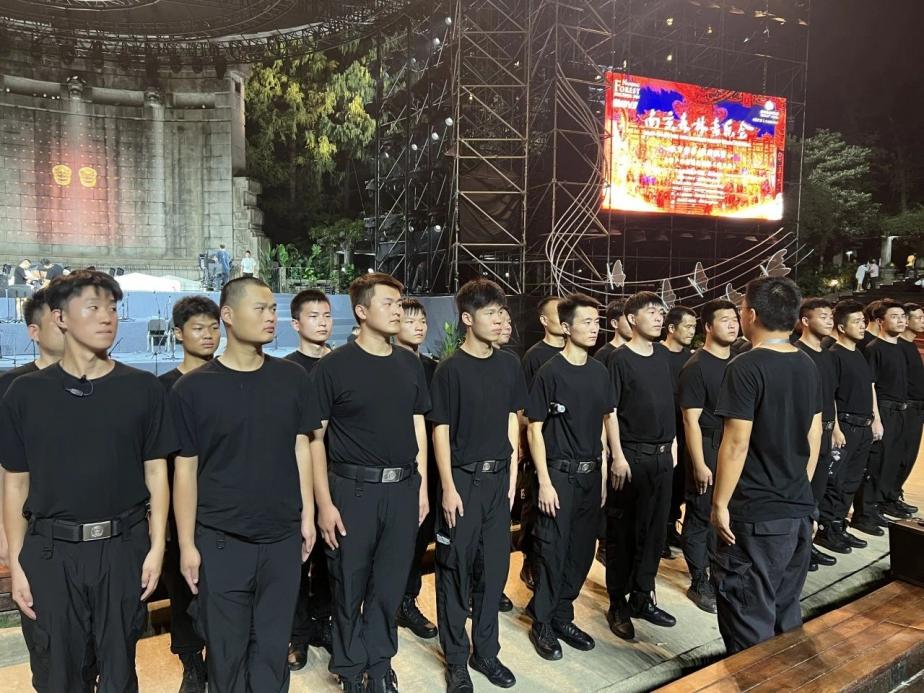 C:/Users/Administrator/Desktop/台风“贝碧嘉”来袭,南京保安积极应对,“守”护万家团圆!/10.jpg10