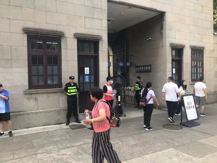 C:/Users/Administrator/Desktop/台风“贝碧嘉”来袭,南京保安积极应对,“守”护万家团圆!/8.jpg8