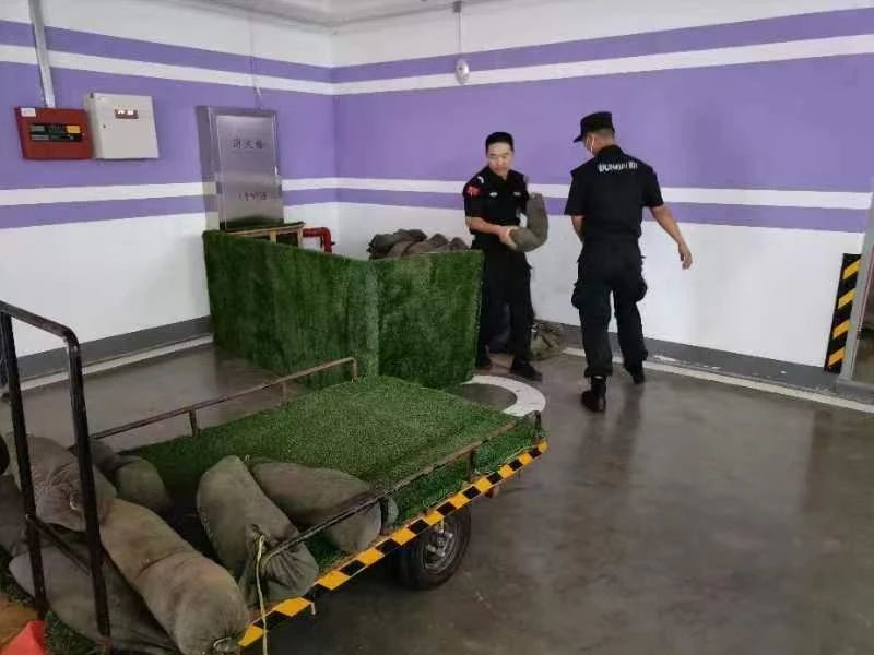 C:/Users/Administrator/Desktop/台风“贝碧嘉”来袭,南京保安积极应对,“守”护万家团圆!/5.jpg5